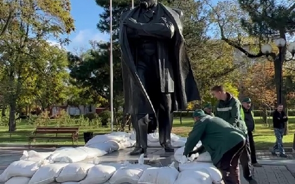 Пам’ятник Тарасу Шевченку в Миколаєві почали укривати мішками з піском (ВІДЕО)