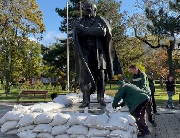 Пам’ятник Тарасу Шевченку в Миколаєві почали укривати мішками з піском (ВІДЕО) 1