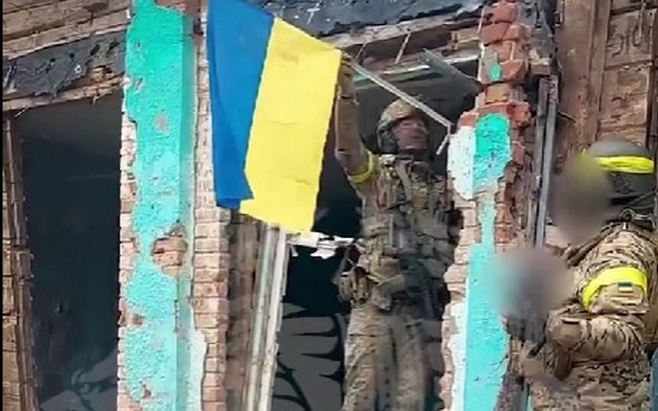 Український прапор встановлено в Невському на Луганщині (ВІДЕО)