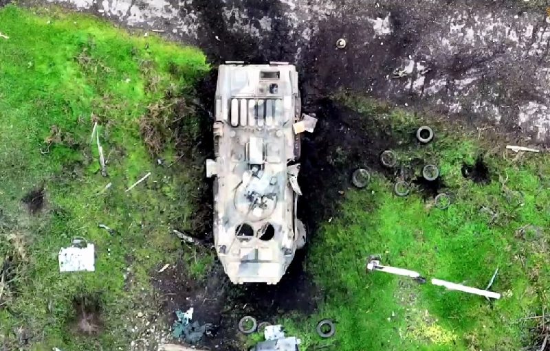 У ворога – мінус БТР: миколаївські десантники показали знищення ворожої машини за допомогою артилерії та ударного дрону (ВІДЕО)