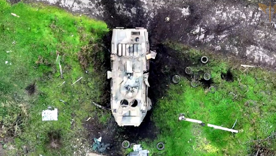 У ворога – мінус БТР: миколаївські десантники показали знищення ворожої машини за допомогою артилерії та ударного дрону (ВІДЕО) 1