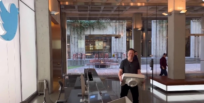 Маск таки купив Twitter? Він прийшов туди з раковиною (ВІДЕО)