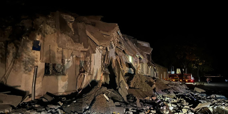 В Миколаєві російськими обстрілами вночі також була зруйнована одноповерхова будівля. Де ще працювали рятувальники протягом доби (ФОТО)