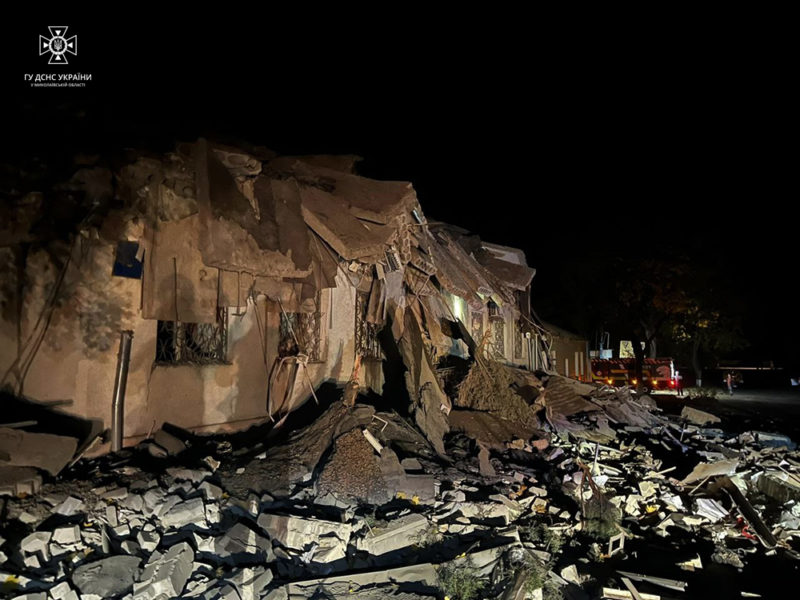 В Миколаєві російськими обстрілами вночі також була зруйнована одноповерхова будівля. Де ще працювали рятувальники протягом доби (ФОТО)