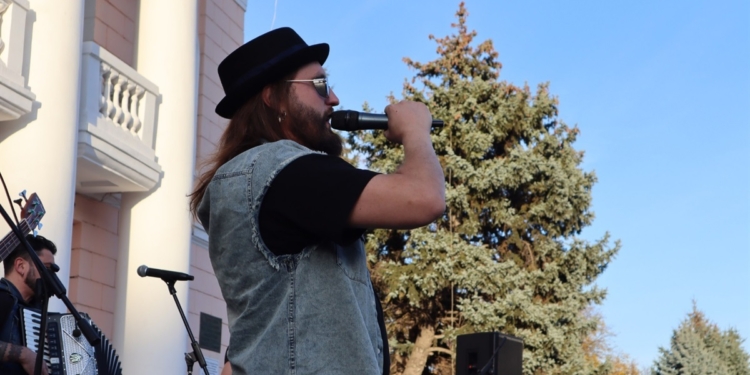 В Первомайську на Миколаївщині Kozak System дав концерт, щоб зібрати гроші на дрони для ЗСУ (ВІДЕО)