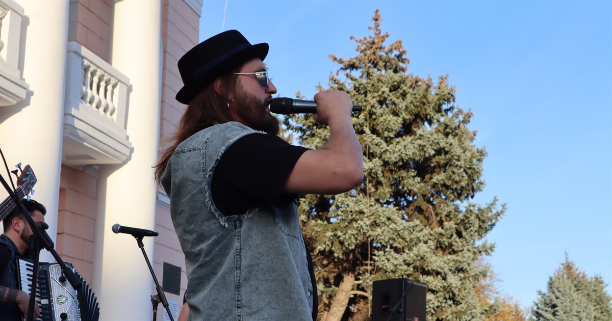 В Первомайську на Миколаївщині Kozak System дав концерт, щоб зібрати гроші на дрони для ЗСУ (ВІДЕО)