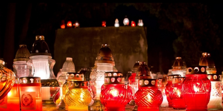 На кладовищах у польському Познані можна запалити символічну свічку пам’яті жертв війни в Україні