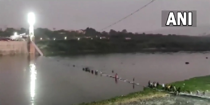 В Індії обвалився підвісний міст, який щойно відремонтували, – щонайменше 132 людини загинуло (ВІДЕО)