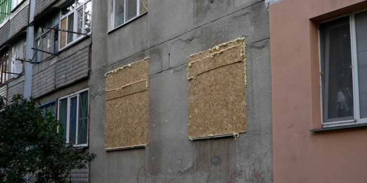 У Миколаєві за тиждень закрили ОСБ-плитами 7,9 тис.кв.м віконних прорізів і відновили 14 покрівель в багатоповерхівках