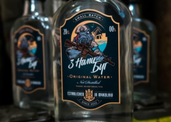 Оригінальний мерч: миколаївські волонтери випустили лімітовану партію прифронтової води, яка тече з кранів жителів Миколаєва (ФОТО)