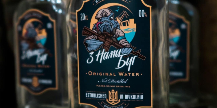 Оригінальний мерч: миколаївські волонтери випустили лімітовану партію прифронтової води, яка тече з кранів жителів Миколаєва (ФОТО)