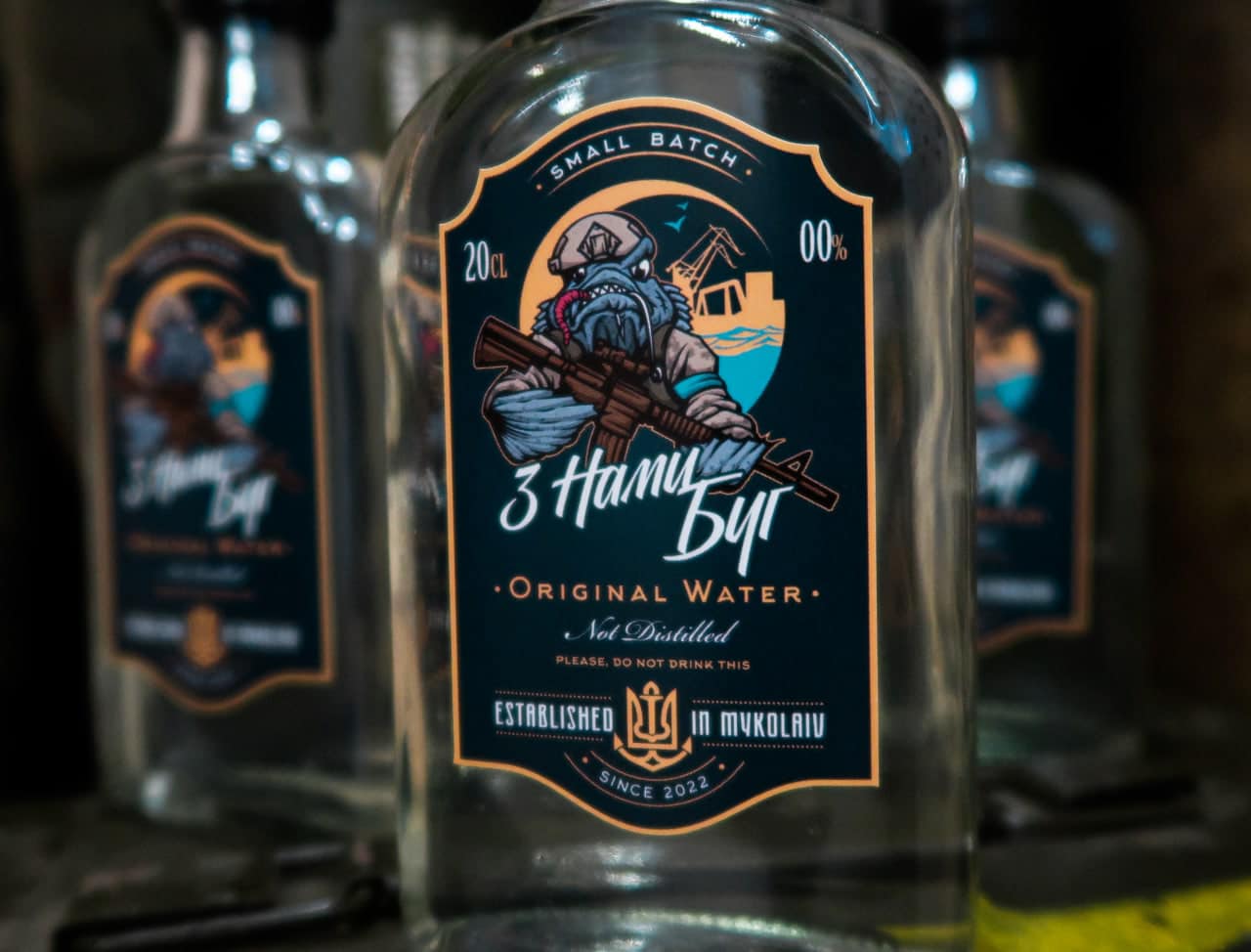 Оригінальний мерч: миколаївські волонтери випустили лімітовану партію прифронтової води, яка тече з кранів жителів Миколаєва (ФОТО)