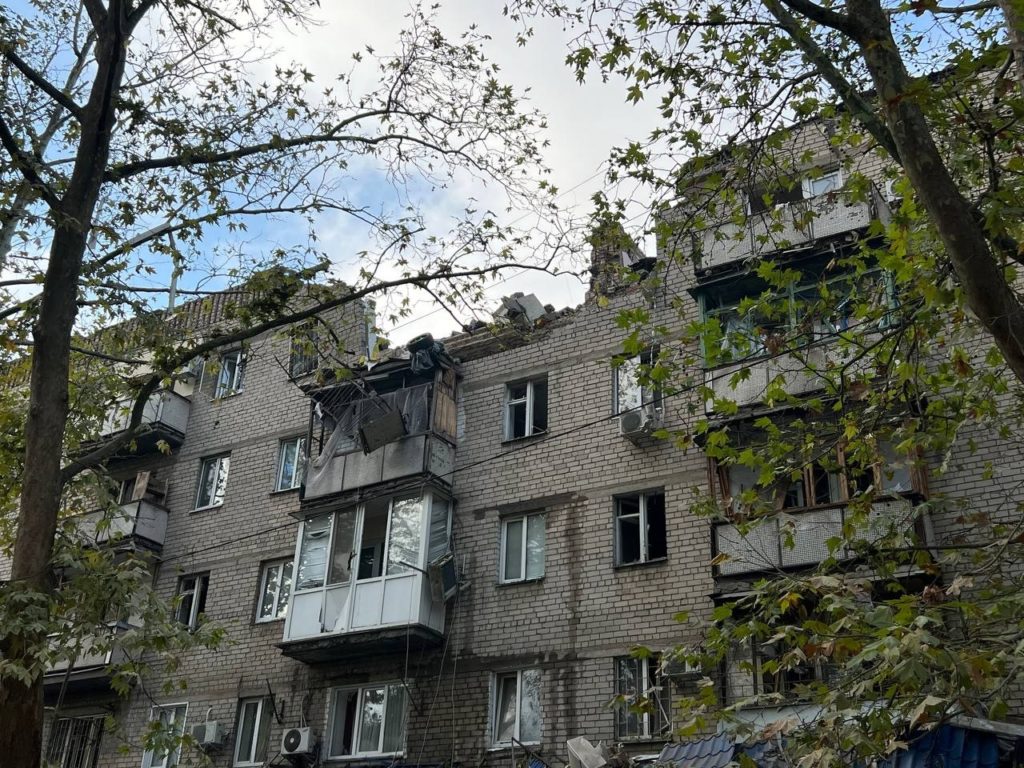 На щастя, жертв немає. Мер Миколаєва показав житловий будинок, в який вночі влучила російська ракета С-300 (ФОТО) 1