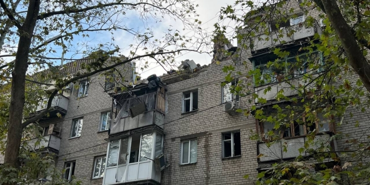 На щастя, жертв немає. Мер Миколаєва показав житловий будинок, в який вночі влучила російська ракета С-300 (ФОТО)