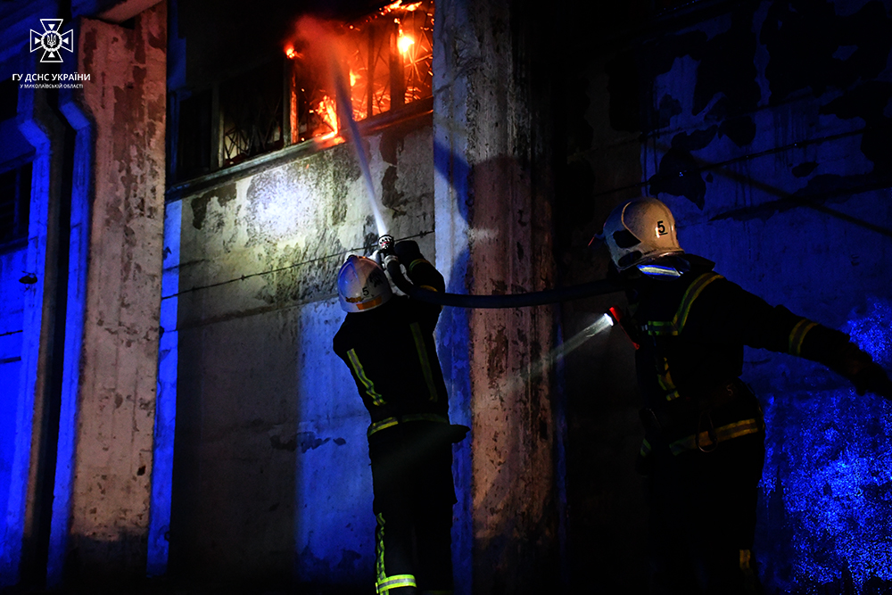 В Миколаєві загасили пожежу, яка виникла внаслідок російського обстрілу, і вилучають ракету, яка впала і не розірвалася (ФОТО) 19