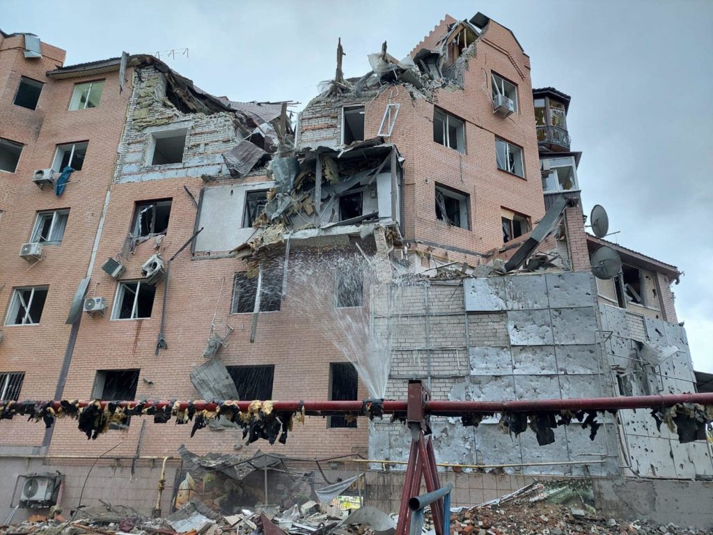 Росіяни вночі знов атакували Миколаїв ракетами С-300 – пошкоджені житлові будинки, автівки, дитячий майданчик (ФОТО) 19