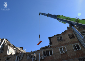 Кількість загиблих в зруйнованій російською ракетою багатоповерхівці в Миколаєві збільшилась до 3-х (ФОТО)