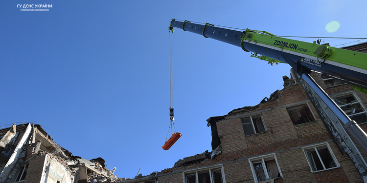 Кількість загиблих в зруйнованій російською ракетою багатоповерхівці в Миколаєві збільшилась до 3-х (ФОТО)