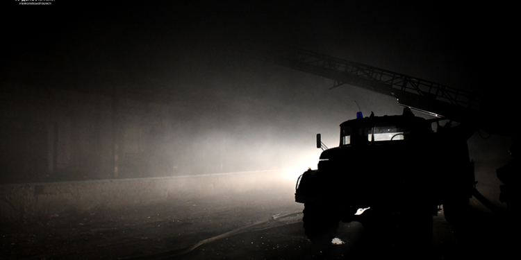 В Миколаєві загасили пожежу, яка виникла внаслідок російського обстрілу, і вилучають ракету, яка впала і не розірвалася (ФОТО)