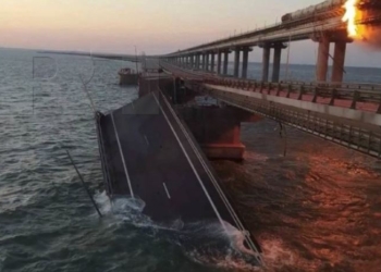 Частина Кримського мосту впала в воду (ФОТО, ВІДЕО)