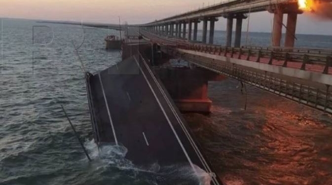 Частина Кримського мосту впала в воду (ФОТО, ВІДЕО)