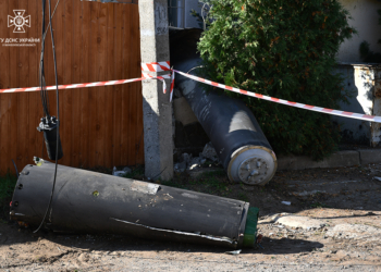 Рятувальники Миколаєва показали залишки ракети, які сьогодні вилучили після нічної атаки росіян по місту (ФОТО, ВІДЕО)