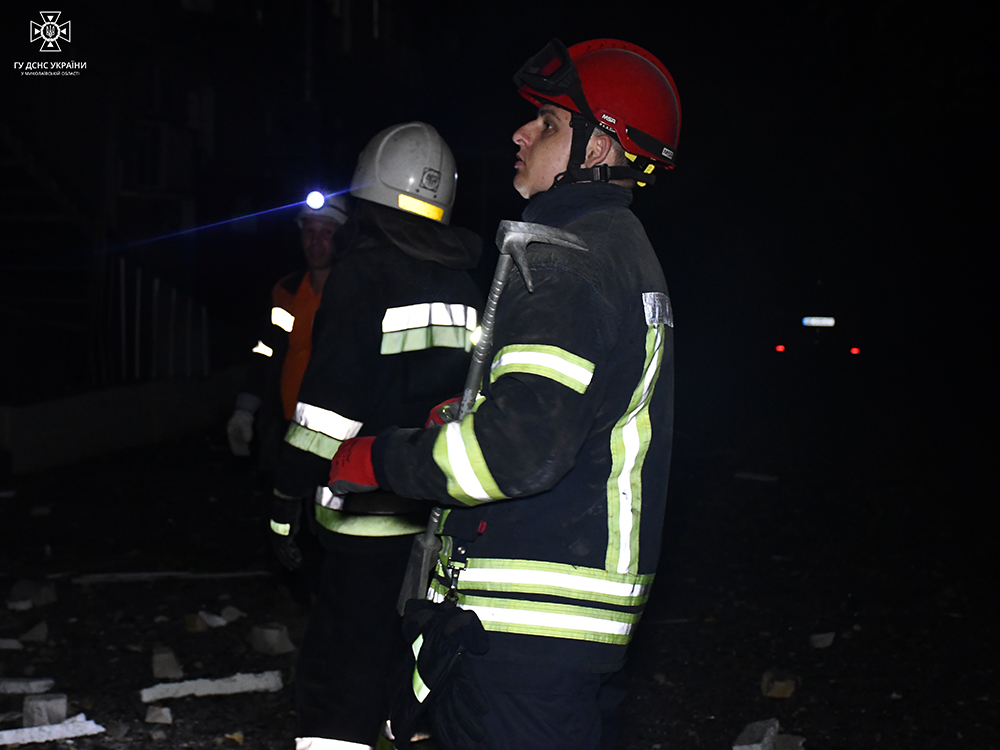Сьогодні в Миколаєві рятувальники загасили пожежу, яка виникла внаслідок російського обстрілу, а також допомагали мешканцям пошкодженого будинку вибратися (ФОТО) 3