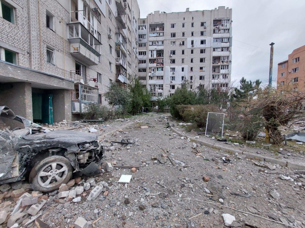 Росіяни вночі знов атакували Миколаїв ракетами С-300 – пошкоджені житлові будинки, автівки, дитячий майданчик (ФОТО) 3