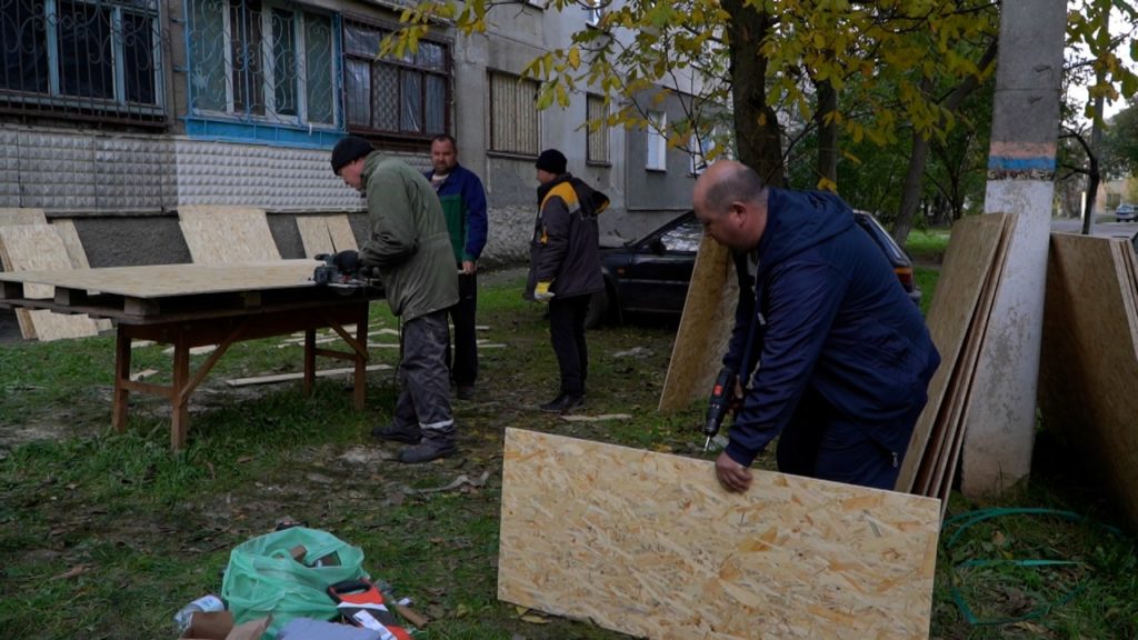 У Миколаєві за тиждень ОСБ-плитами закрили більше 2,5 тис.кв.м віконних прорізів і відновили 25 покрівель багатоповерхівок (ФОТО) 3