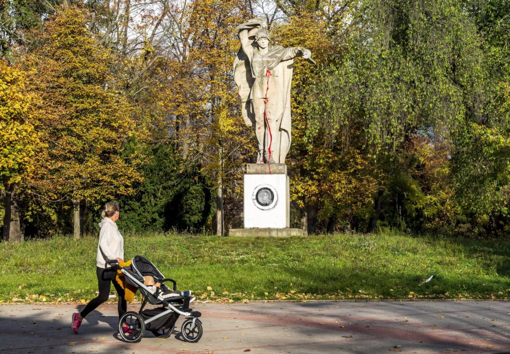 В Чехії невідомі «змінили» пам’ятник червоноармійцю – постамент пофарбували під пральну машину (ФОТО) 3