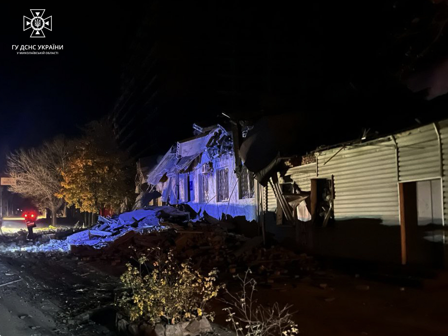 В Миколаєві російськими обстрілами вночі також була зруйнована одноповерхова будівля. Де ще працювали рятувальники протягом доби (ФОТО) 3