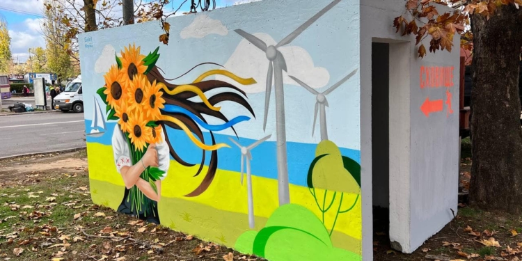 В Миколаївській ОВА показали встановлення в Миколаєві двох подарованих місту зупинок-укриттів (ФОТО, ВІДЕО)