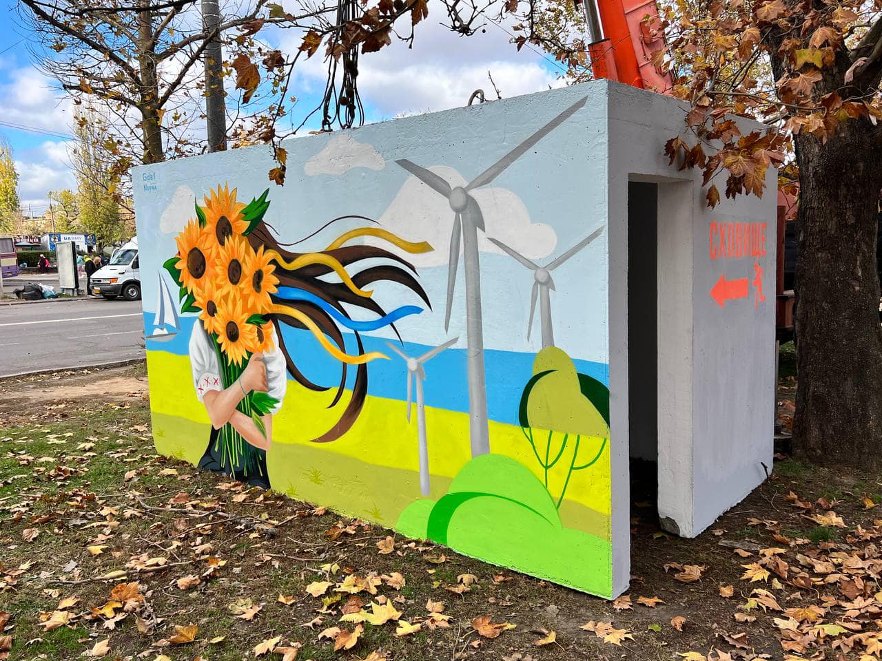 В Миколаївській ОВА показали встановлення в Миколаєві двох подарованих місту зупинок-укриттів (ФОТО, ВІДЕО)