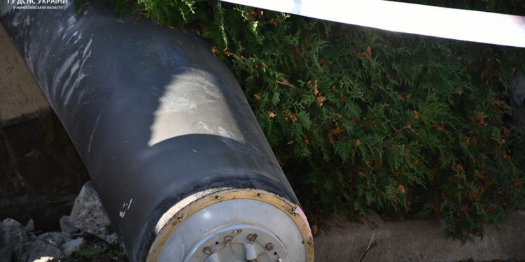 Рятувальники Миколаєва показали залишки ракети, які сьогодні вилучили після нічної атаки росіян по місту (ФОТО, ВІДЕО)