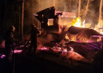 На Миколаївщині під ранок гасили пожежу у готельно-ресторанному комплексі на трасі (ФОТО)