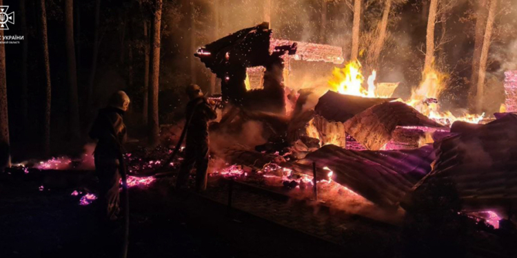 На Миколаївщині під ранок гасили пожежу у готельно-ресторанному комплексі на трасі (ФОТО)