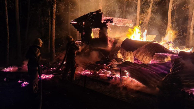 На Миколаївщині під ранок гасили пожежу у готельно-ресторанному комплексі на трасі (ФОТО)