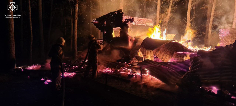 На Миколаївщині під ранок гасили пожежу у готельно-ресторанному комплексі на трасі (ФОТО) 3