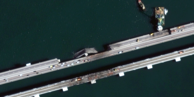 Maxar опублікувала нові супутникові знімки пошкодженого Кримського мосту (ФОТО)