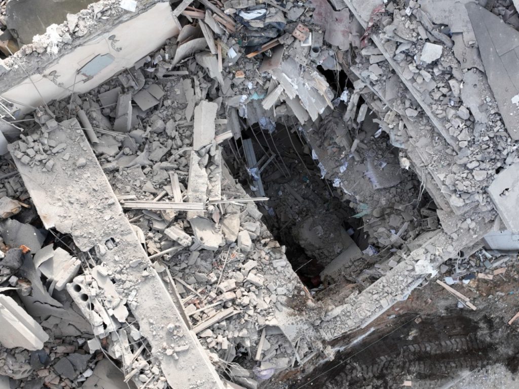 З-під завалів зруйнованої російською ракетою багатоповерхівки в Миколаєві дістали тіла двох загиблих – мер (ВІДЕО, ФОТО, ОНОВЛЕНО) 3