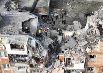 Кількість загиблих в зруйнованій російською ракетою багатоповерхівці в Миколаєві збільшилась до 3-х (ФОТО)