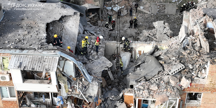 Кількість загиблих в зруйнованій російською ракетою багатоповерхівці в Миколаєві збільшилась до 3-х (ФОТО)