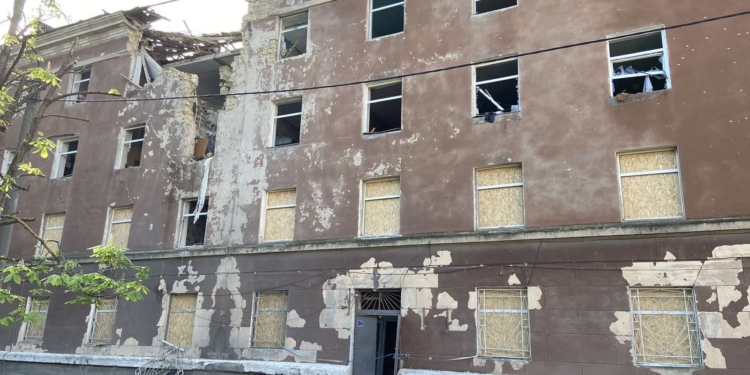 Під час нічного обстрілу Миколаєва пошкоджений і спортивний заклад, в якому навчались Олімпійські чемпіонки Ольга Харлан і Олена Хомрова (ФОТО)