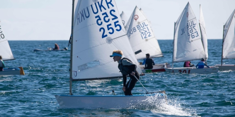 Перемогу присвятив Миколаєву: юний яхтсмен посів I місце на чемпіонаті в Болгарії (ФОТО)