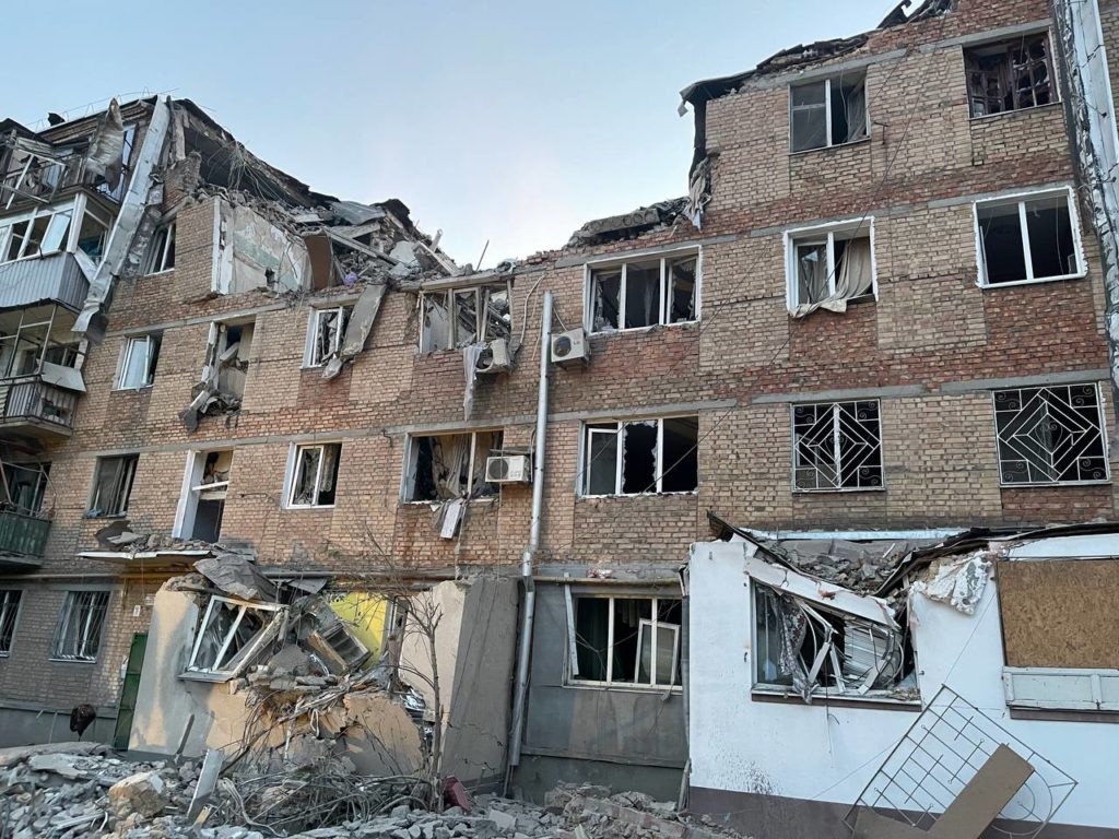 Перші фото наслідків нічної атаки росіян по житловому будинку в Миколаєві (ФОТО) 5