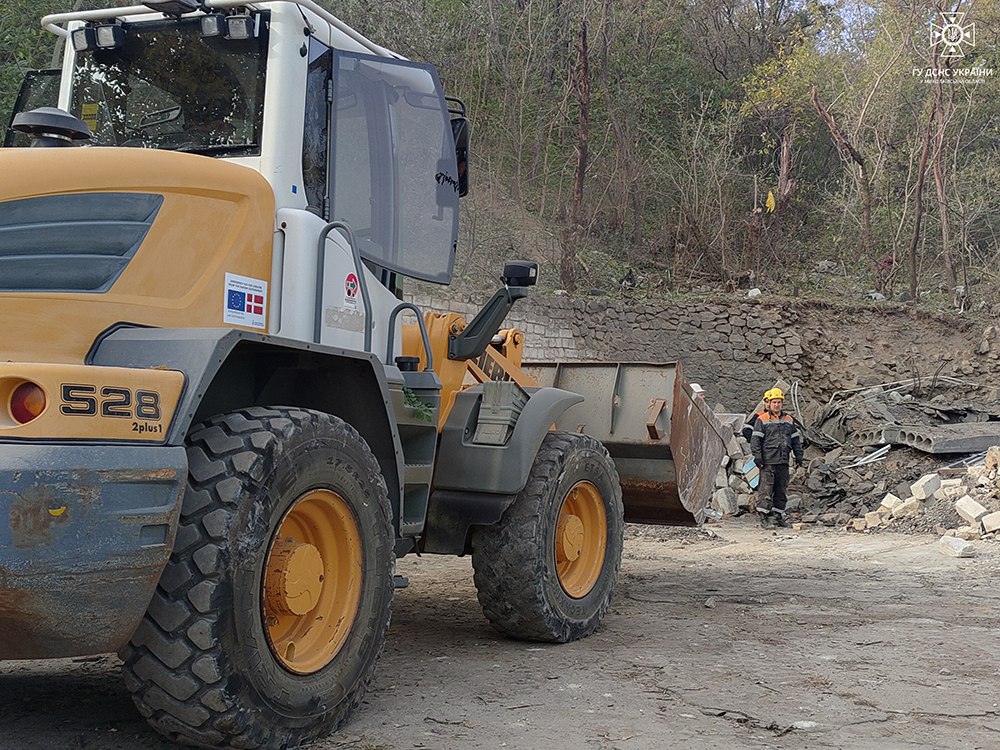 В Миколаєві завершили пошуково-рятувальні роботи на місці влучання ракети у рятувальну човникову станцію – тіло загиблого рятувальника деблоковано (ФОТО) 6