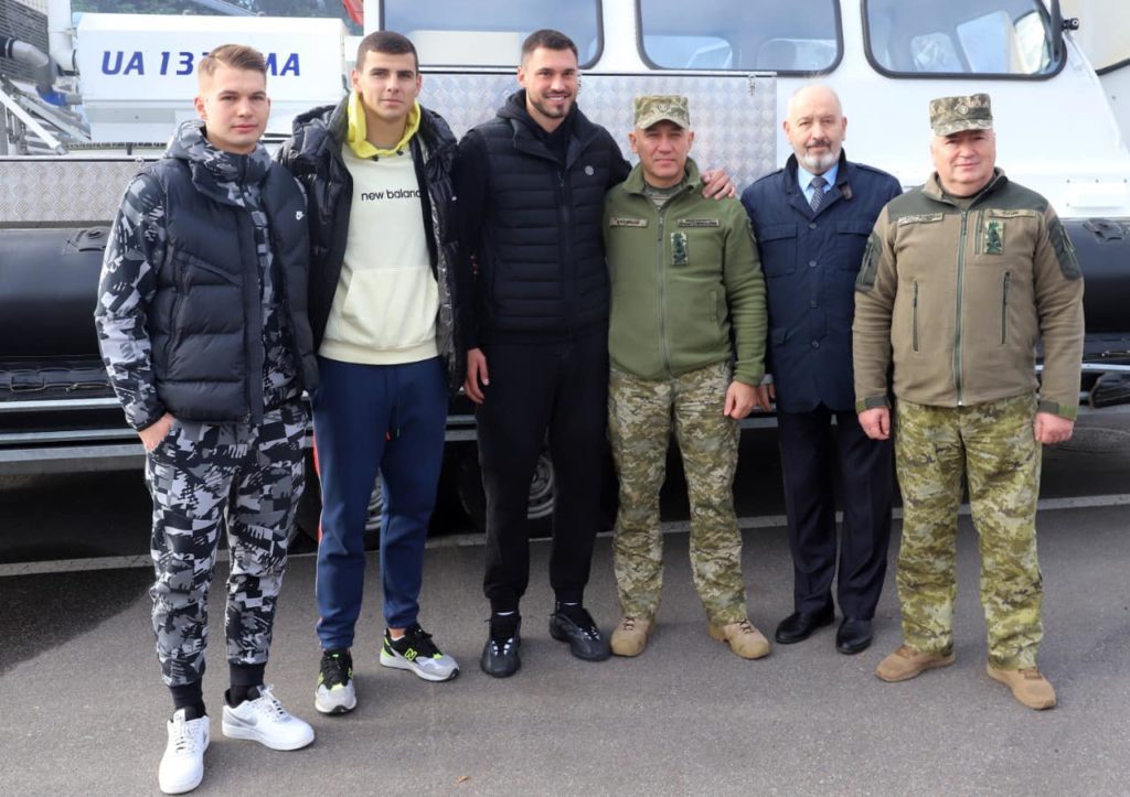 Футбольний клуб «Динамо» подарував прикордонникам катер на повітряній подушці (ФОТО) 6