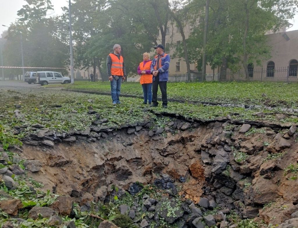 В Миколаєві "ЕЛУ автодоріг" відновило дорожнє покриття, пошкоджене під час ракетних ударів (ФОТО) 5