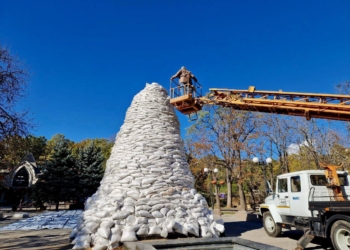 Пам’ятник покровителю Миколаєва укрили мішками з піском (ФОТО)