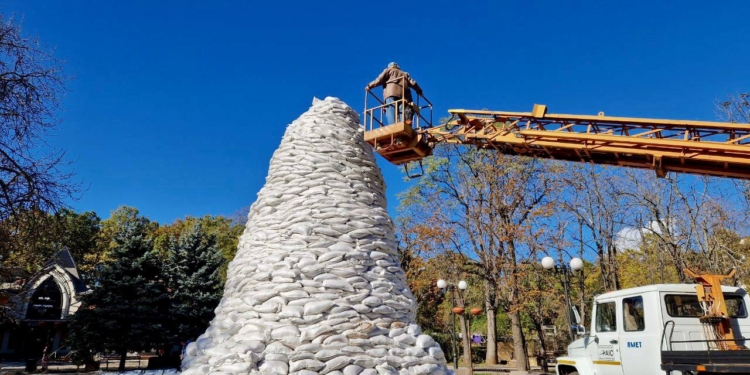 Пам’ятник покровителю Миколаєва укрили мішками з піском (ФОТО)